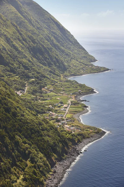 Azorerna kusten landskap med byn i Sao Jorge island. Por — Stockfoto