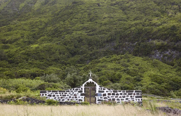 Paesaggio delle Azzorre con cimitero rurale nell'isola di Sao Jorge. Portogallo — Foto Stock