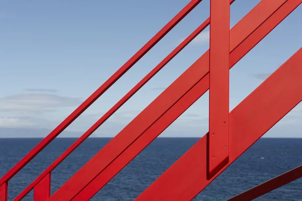 Kusten synvinkel med röda trappor i Pico island. Azorerna. Port — Stockfoto