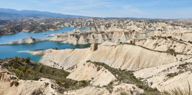 Çorak Topraklar manzarası ve Algeciras rezervuarındaki mavi sular. Murcia, İspanya