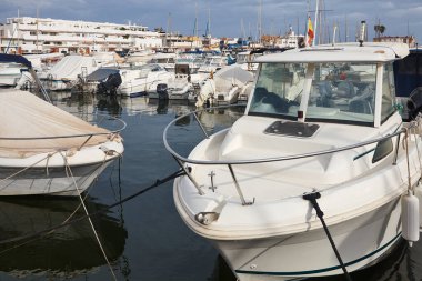 Balıkçı tekneleri ve Cabo de Palos 'ta. Murcia, İspanya
