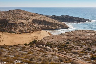 Murcia 'daki Akdeniz kıyısı. Calblanque doğal parkı, Dentoles plajı. İspanya