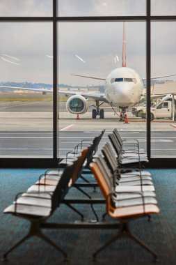 Uçak yakıt ikmali ve kalkış alanı. Ulaşım ve enerji endüstrisi.