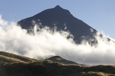 Pico Adası, yatay, dağ ve bulutlar. Azores. Portekiz
