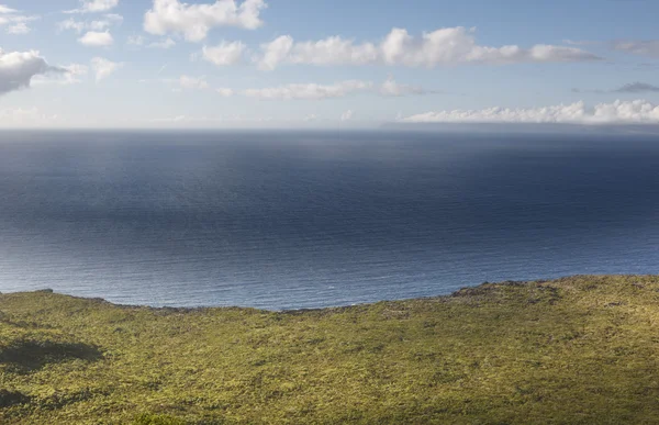 Kusten landskap med grön vegetation och Atlanten i — Stockfoto