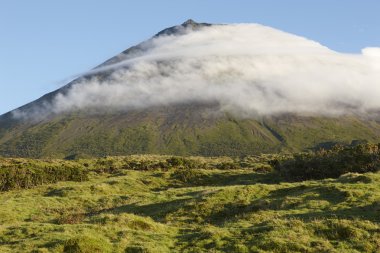 Pico Adası yeşil manzara dağ ve bulutlar. Azores. Po