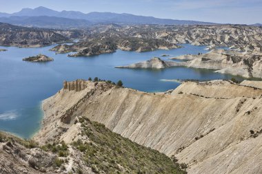 Çorak Topraklar manzarası ve Algeciras rezervuarındaki mavi sular. Murcia, İspanya