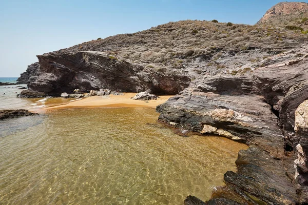 Murcia 'daki Akdeniz kıyısı. Calblanque doğal parkı, Negrete plajı. İspanya