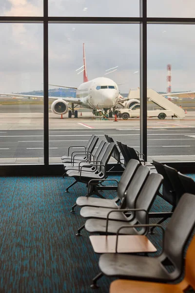 Uçak yakıt ikmali ve kalkış alanı. Ulaşım ve enerji endüstrisi.