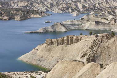 Çorak Topraklar manzarası ve Algeciras rezervuarındaki mavi sular. Murcia, İspanya