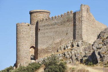 Puebla de Alcocer 'daki ortaçağ kalesi. Badajoz, Extremadura. İspanya