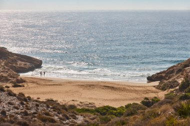 Murcia 'daki Akdeniz kıyısı. Calblanque doğal parkı, Dentoles plajı. İspanya