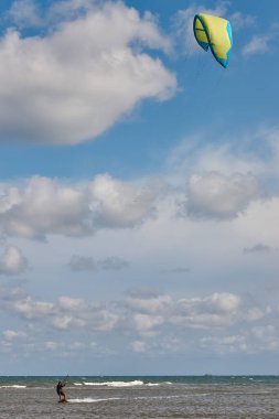 Uçurtma alıştırması yapan bir sporcu. Sucul sporu. Atletik sağlıklı son sınıf öğrencisi.