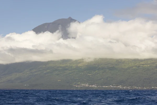 Azoren kustlijn landschap met de Atlantische Oceaan in eiland Pico. P — Stockfoto