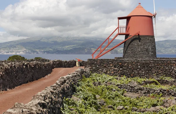 Tradizionale vigneto piantagione mulino a vento a Pico isola. Azzorre . — Foto Stock