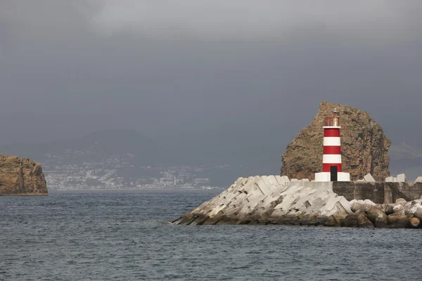 Paysage côtier avec phare. Port de Madalena. Île de Pico . — Photo