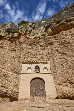 Resimli bir şapel kayanın üzerinde kazılmış. Ermita Nazaret. Daroca, Zaragoza