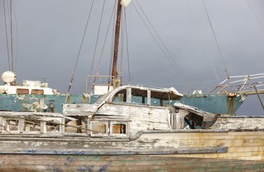 Paslı ahşap yelkenli Azores içinde kazıma için bekliyor. Portekiz