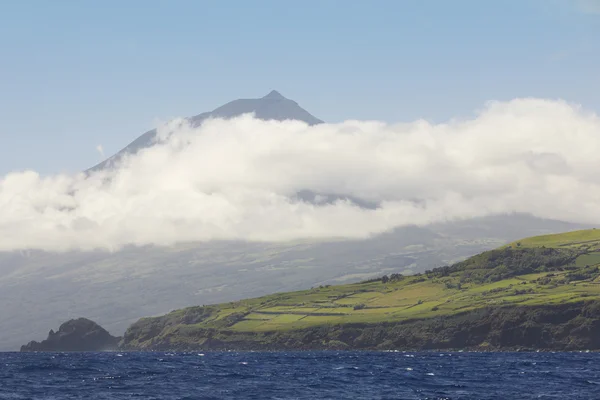Вид на остров Пико с Атлантического океана. Азорский архипелаг. По — стоковое фото
