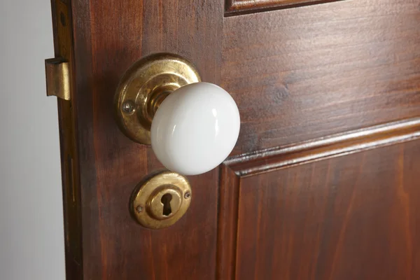 Bouton de porte blanc sur une porte rustique traditionnelle en bois — Photo