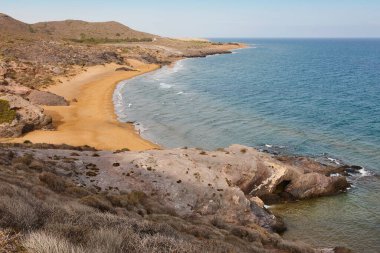 Murcia 'daki Akdeniz kıyısı. Calblanque doğal parkı, Negrete plajı. İspanya
