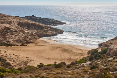 Murcia 'daki Akdeniz kıyısı. Calblanque doğal parkı, Dentoles plajı. İspanya
