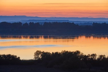 Gün batımında Sarinena Gölü. Kuş izleme alanı. Huesca, Aragon. İspanya
