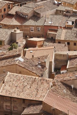 İspanyol köyünün geleneksel kiremit çatıları. Daroca, Zaragoza. Huesca, İspanya