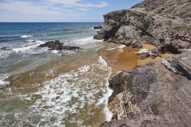 Murcia 'daki Akdeniz kıyısı. Calblanque doğal parkı, Negrete Koyu. İspanya