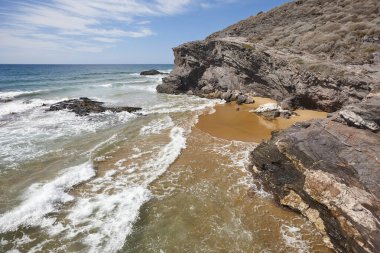 Murcia 'daki Akdeniz kıyısı. Calblanque doğal parkı, Negrete Koyu. İspanya