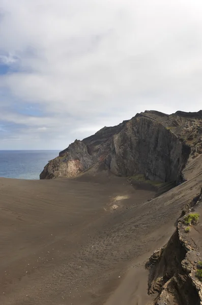 Paysage côtier volcanique des Açores dans l'île Faial. Ponta dos C — Photo