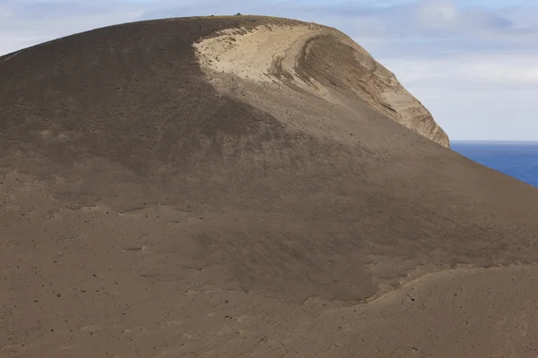 Azzorre paesaggio costiero vulcanico nell'isola di Faial. Ponta dos C — Foto Stock