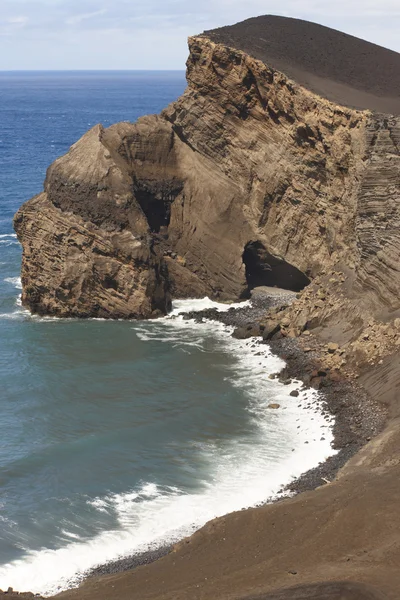 Azoren vulkanische Küstenlandschaft auf der Insel Faial. Ponta dos c — Stockfoto