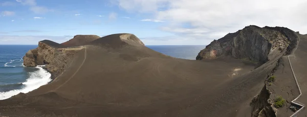 Azores volkanik kıyı şeridi manzara Faial Adası. Ponta dos C — Stok fotoğraf