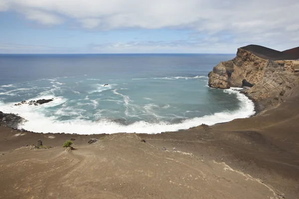 Azoren vulkanische kustlijn landschap in Faial eiland. Ponta dos C — Stockfoto