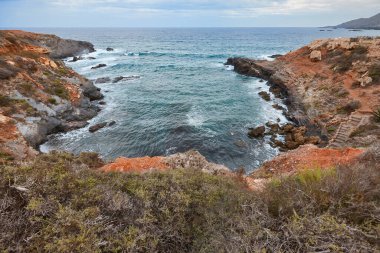 Akdeniz kayalık kıyı şeridi, Cabo Palos yakınlarında. Murcia, İspanya
