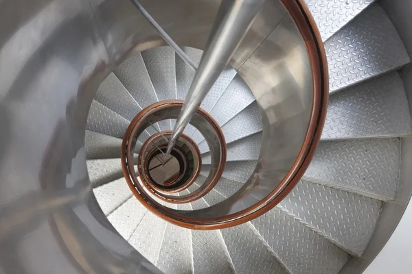 Metalik sarmal merdiven Ahşap korkuluk içinde bir deniz feneri ile