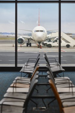 Uçak yakıt ikmali ve kalkış alanı. Ulaşım ve enerji endüstrisi.