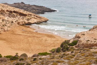 Murcia 'daki Akdeniz kıyısı. Calblanque doğal parkı, Dentoles plajı. İspanya