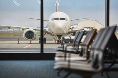 Uçak yakıt ikmali ve kalkış alanı. Ulaşım ve enerji endüstrisi.