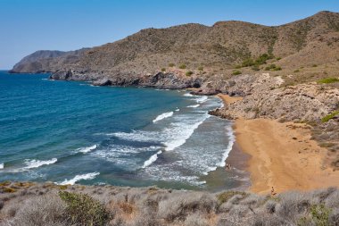Murcia 'daki Akdeniz kıyısı. Calblanque doğal parkı, Parreno plajı. İspanya