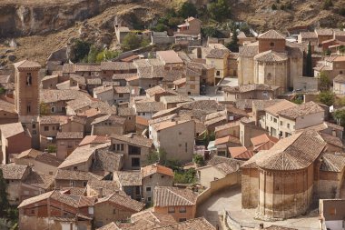İspanyol köyünün geleneksel kiremit çatıları. Daroca, Zaragoza. Huesca, İspanya