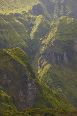 Azores kayalık yeşil dağ manzarası Faial Adası. Portekiz