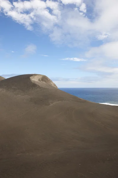 Azzorre paesaggio costiero vulcanico nell'isola di Faial. Ponta dos C — Foto Stock