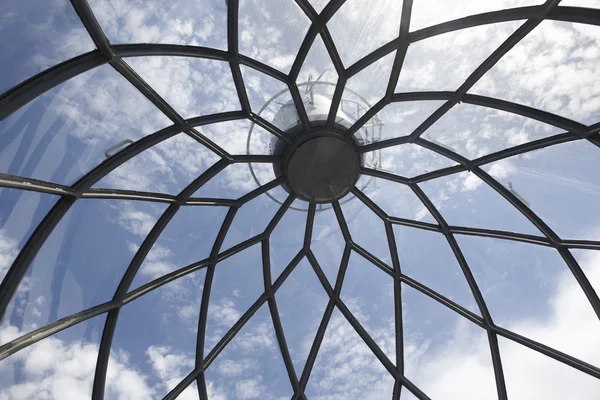 Fyren i metall och glas dome struktur detalj under blå s — Stockfoto