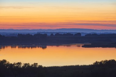 Gün batımında Sarinena Gölü. Kuş izleme alanı. Huesca, Aragon. İspanya