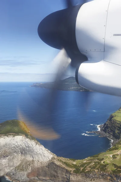 Flugzeug fliegt über die Küste und Turbinendetail in Bewegung — Stockfoto