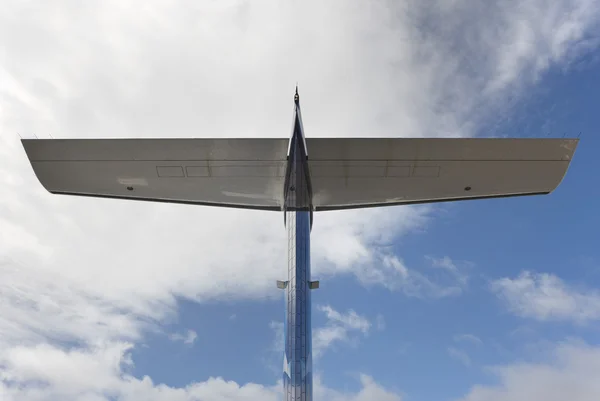 Conte d'aile d'avion vu de dessous avec un ciel bleu — Photo