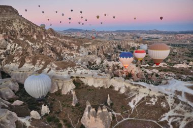 Gül vadisinde balonlar, Kapadokya. Goreme 'de muhteşem uçuşlar. Türkiye
