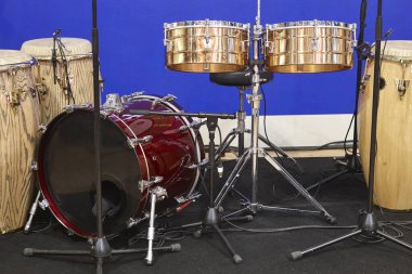 Geleneksel Latince perküsyon enstrümanları çalmaya hazır. Salsa partisi